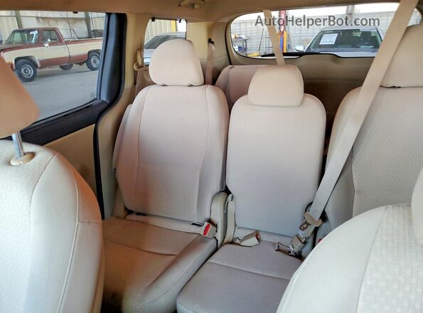 KNDMB5C11G6090845 2016 KIA SEDONA White Vista de los asientos traseros