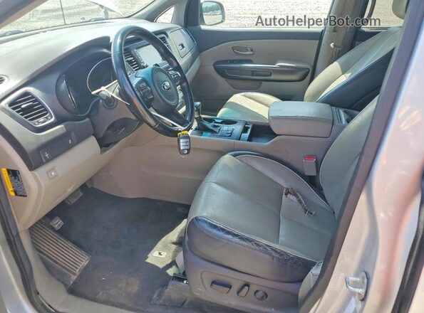 KNDMB5C11H6266522 2017 KIA SEDONA Silver Widok wnętrza z przodu