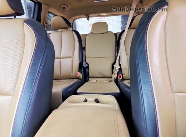 KNDMB5C11H6325942 2017 KIA SEDONA White Հետևի նստատեղերի տեսք