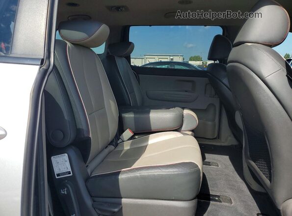 KNDMB5C11J6372524 2018 KIA SEDONA Silver Սալոնի հետևի տեսք