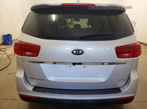 KNDMB5C11L6654391 2020 KIA SEDONA Серебряный Вид сзади