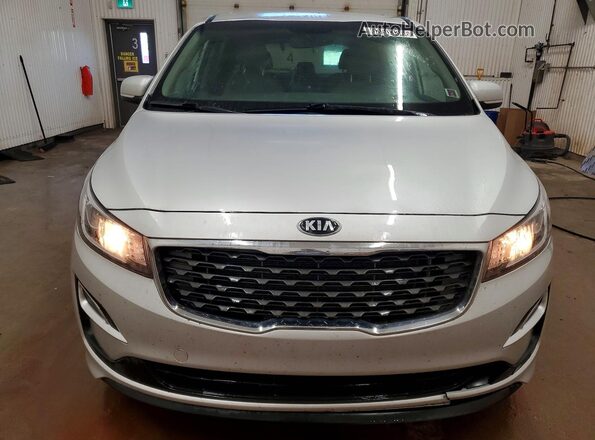 KNDMB5C11L6654391 2020 KIA SEDONA Серебряный Вид спереди