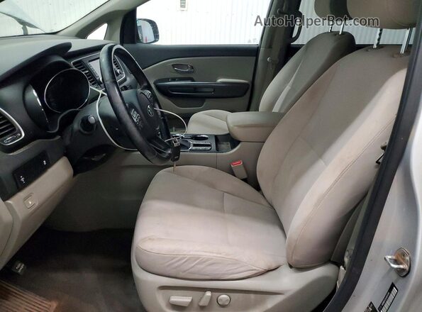 KNDMB5C11L6654391 2020 KIA SEDONA Серебряный Вид салона спереди