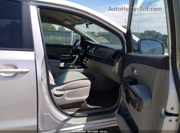 KNDMB5C12G6142726 2016 KIA SEDONA Silver Front interior view