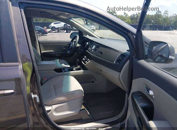 KNDMB5C12G6151460 2016 KIA SEDONA Gray Front interior view