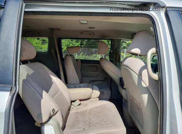 KNDMB5C12J6368076 2018 KIA SEDONA Silver Вид задньої частини салону