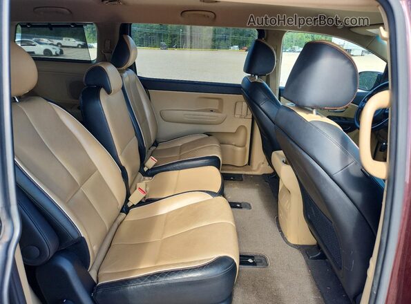 KNDMB5C13H6267431 2017 KIA SEDONA Бордовый Вид задней части салона