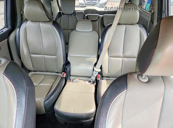 KNDMB5C14H6251898 2017 KIA SEDONA Silver Вид задніх сидінь