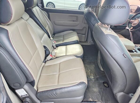 KNDMB5C14H6251898 2017 KIA SEDONA Silver Вид задньої частини салону