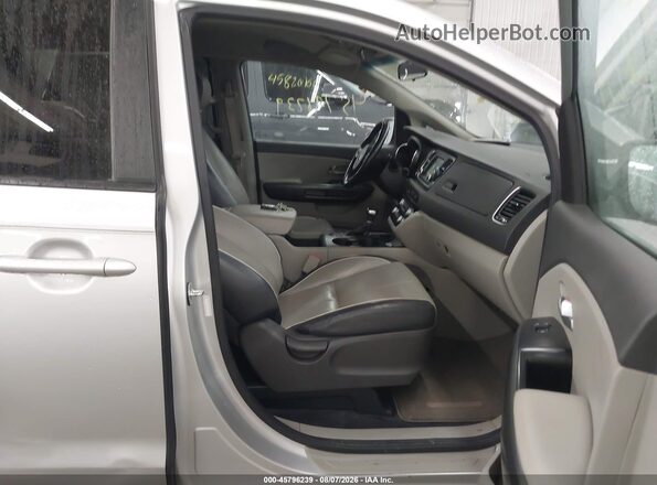 KNDMB5C14H6279720 2017 KIA SEDONA Серебряный Вид салона спереди