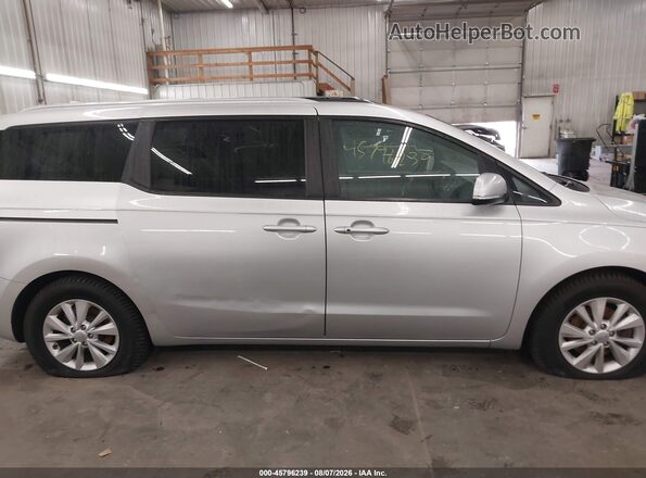 KNDMB5C14H6279720 2017 KIA SEDONA Серебряный Вид задней части салона