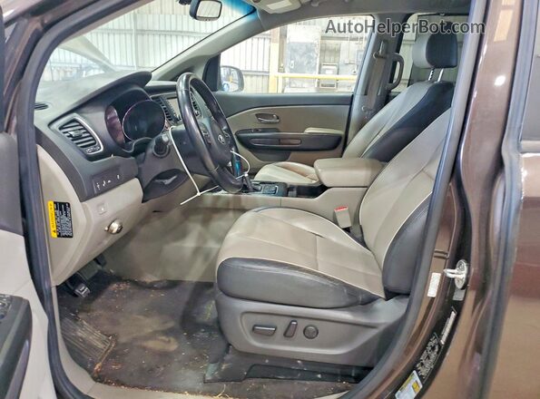KNDMB5C14J6350906 2018 KIA SEDONA Коричневый Вид салона спереди