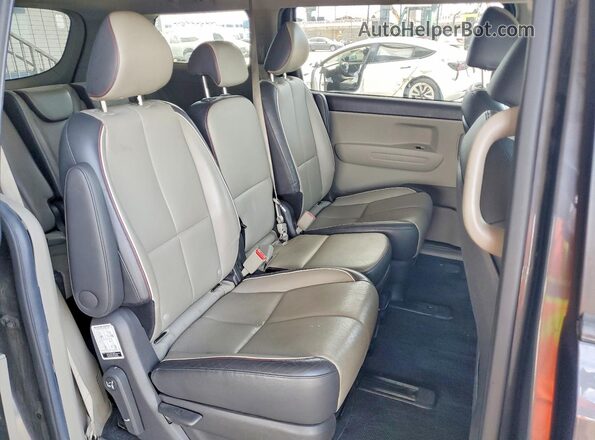 KNDMB5C16G6215662 2016 KIA SEDONA Gray Rear interior view