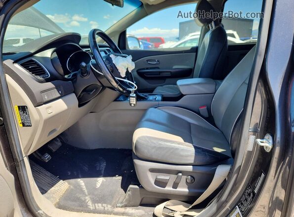 KNDMB5C16H6251269 2017 KIA SEDONA Gray Front interior view