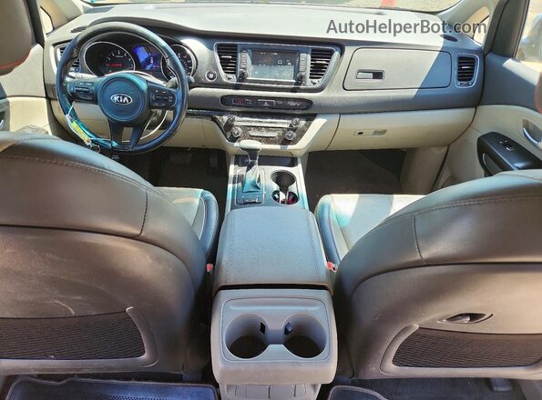 KNDMB5C16H6281923 2017 KIA SEDONA Silver Առջևի վահանակի տեսք