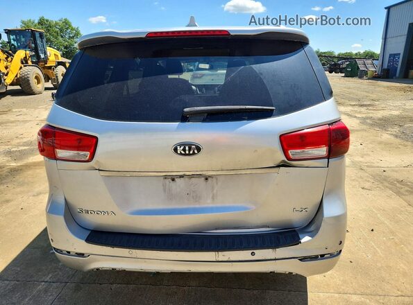 KNDMB5C16H6281923 2017 KIA SEDONA Silver Հետևի տեսք
