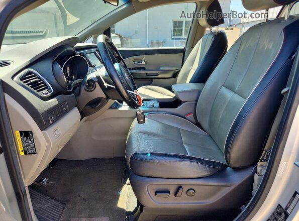 KNDMB5C16H6281923 2017 KIA SEDONA Silver Սալոնի դիմացի տեսք