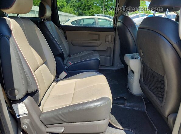 KNDMB5C16H6281923 2017 KIA SEDONA Silver Սալոնի հետևի տեսք