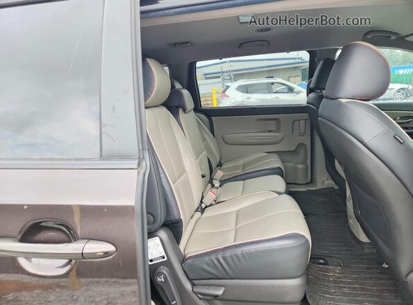 KNDMB5C16H6292842 2017 KIA SEDONA Brown Vista interior trasera