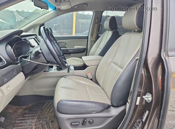 KNDMB5C16H6292842 2017 KIA SEDONA Brown Vista interior delantera