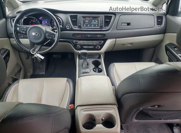 KNDMB5C16H6310370 2017 KIA SEDONA Серебряный Вид панели приборов