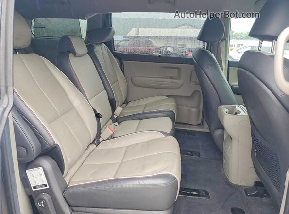 KNDMB5C16H6310370 2017 KIA SEDONA Серебряный Вид задней части салона