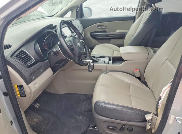 KNDMB5C16H6310370 2017 KIA SEDONA Серебряный Вид салона спереди