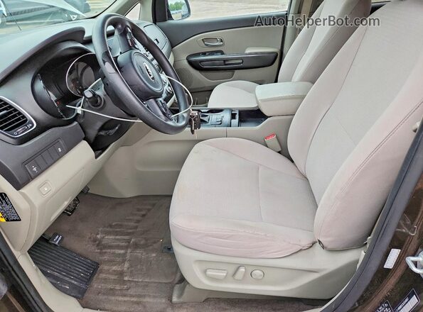 KNDMB5C16J6348607 2018 KIA SEDONA Коричневый Вид салона спереди
