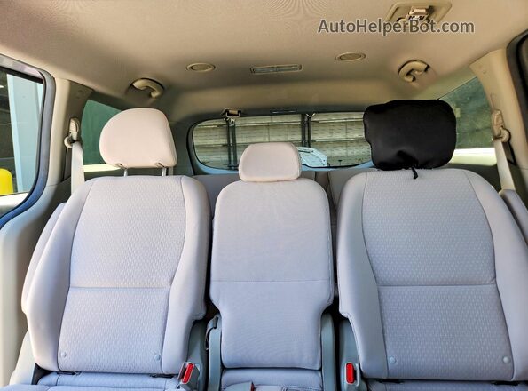 KNDMB5C16J6368081 2018 KIA SEDONA Silver Widok tylnych siedzeń