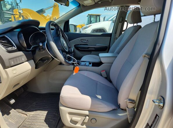 KNDMB5C16J6368081 2018 KIA SEDONA Silver Widok wnętrza z przodu