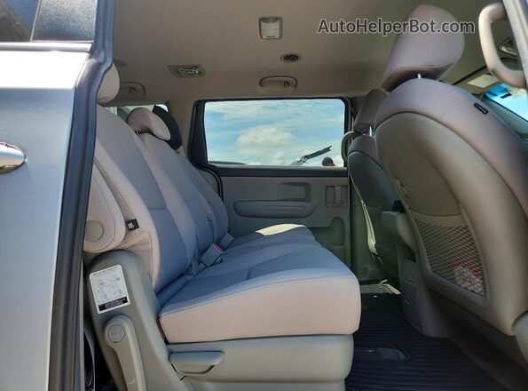 KNDMB5C16J6368081 2018 KIA SEDONA Silver Widok wnętrza z tyłu