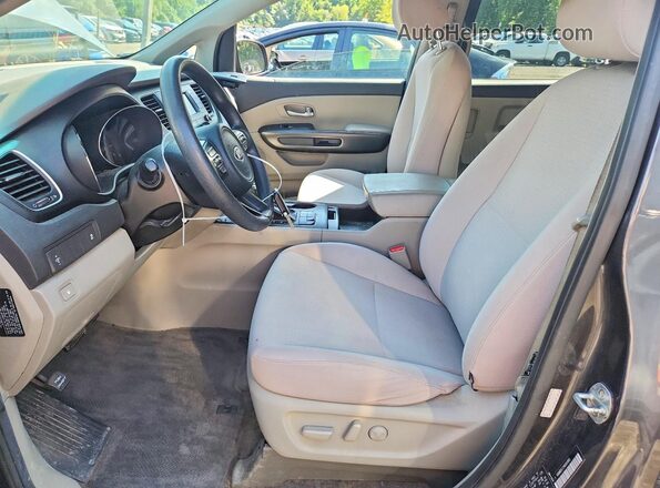KNDMB5C17H6300883 2017 KIA SEDONA Gray Вид салону спереду