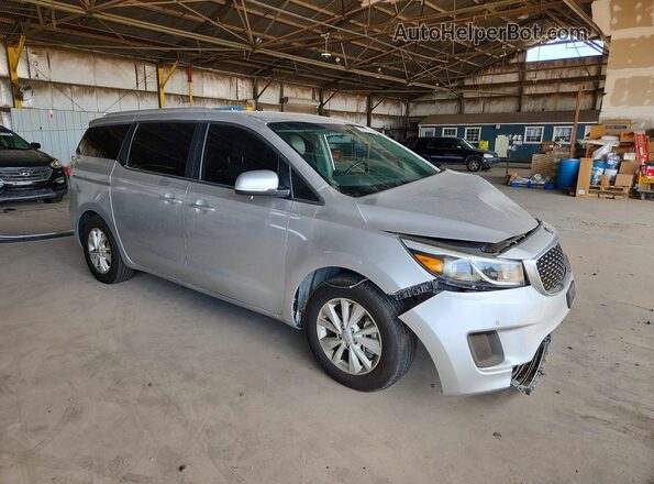 KNDMB5C17H6313102 2017 KIA SEDONA Silver Delantero derecho
