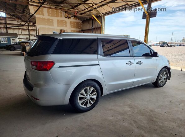 KNDMB5C17H6313102 2017 KIA SEDONA Silver Trasero derecho