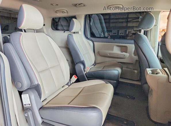 KNDMB5C17H6313102 2017 KIA SEDONA Silver Vista interior trasera