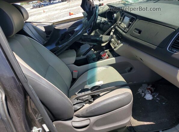 KNDMB5C18H6316025 2017 KIA SEDONA Gray Вид салону спереду