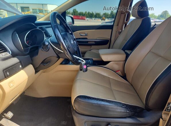 KNDMB5C18H6327588 2017 KIA SEDONA Maroon Vista interior delantera