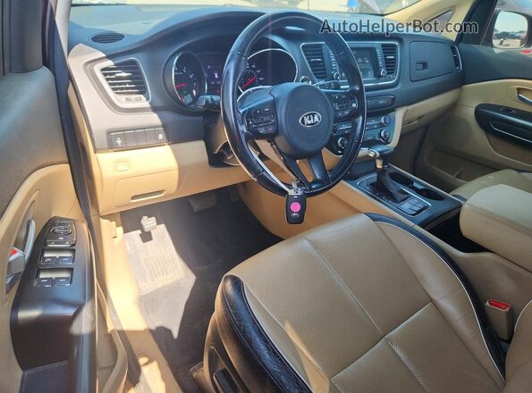 KNDMB5C18H6327588 2017 KIA SEDONA Maroon Vista del salpicadero