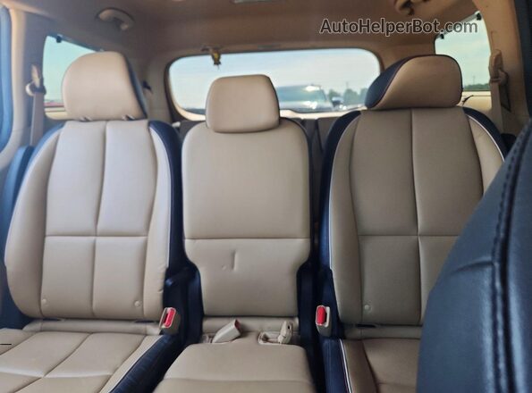 KNDMB5C18H6327588 2017 KIA SEDONA Maroon Vista de los asientos traseros