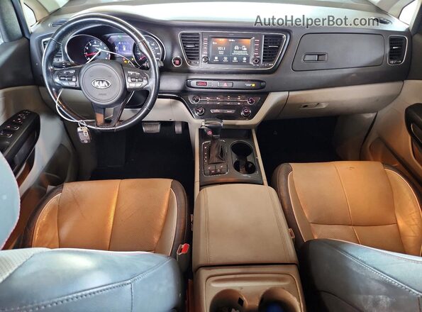 KNDMB5C18H6338350 2017 KIA SEDONA Gray Dashboard view