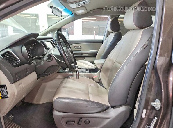 KNDMB5C18H6340101 2017 KIA SEDONA Gray Vista interior delantera