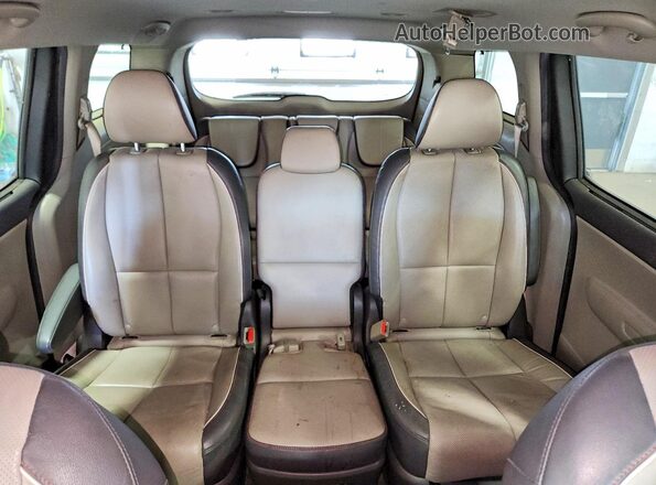 KNDMB5C18H6340101 2017 KIA SEDONA Gray Vista de los asientos traseros