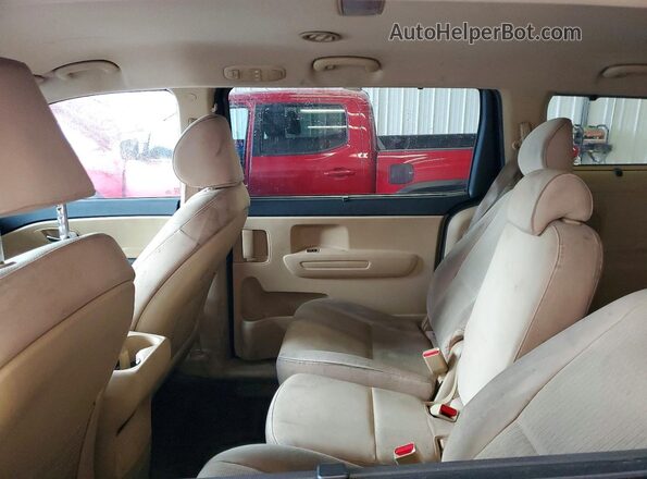 KNDMB5C1XG6199112 2016 KIA SEDONA Burgundy Widok wnętrza z tyłu