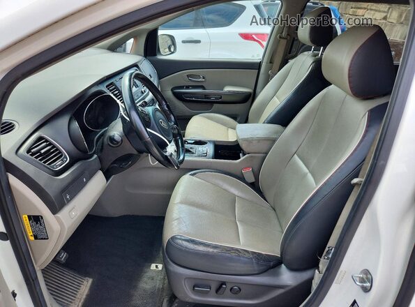 KNDMB5C1XH6245149 2017 KIA SEDONA White Вид салону спереду