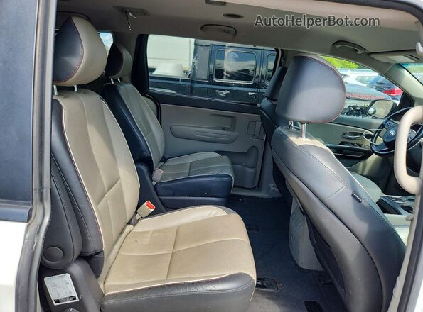 KNDMB5C1XH6245149 2017 KIA SEDONA White Вид задньої частини салону