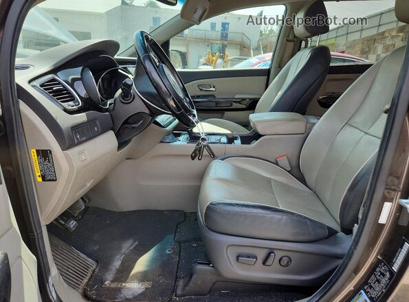 KNDMC5C11G6137501 2016 KIA SEDONA Brown Вид салону спереду