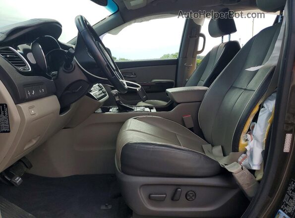 KNDMC5C16H6326470 2017 KIA SEDONA Brown Front interior view