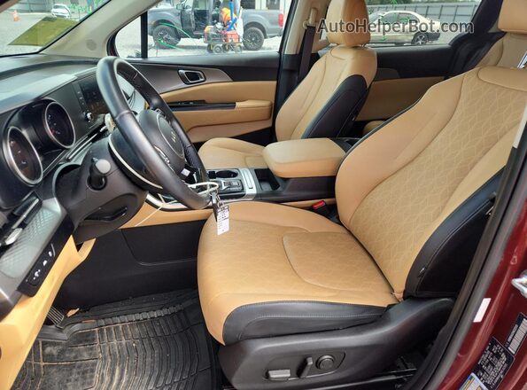KNDNB4H35N6132505 2022 KIA CARNIVAL Бордовый Вид салона спереди