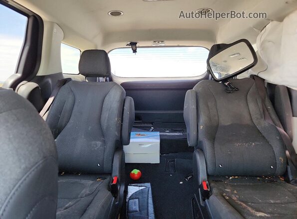 KNDNB4H37N6067656 2022 KIA CARNIVAL Silver Widok tylnych siedzeń