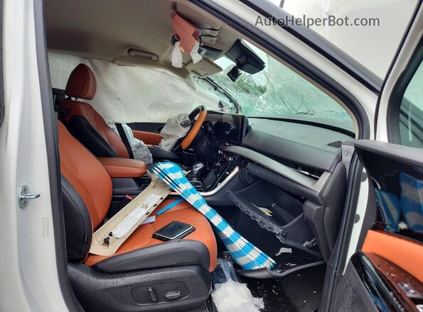 KNDNE5H36P6225744 2023 KIA CARNIVAL White Widok wnętrza z przodu